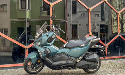 TEST: SYM ADX 125i – Keď stodvadsaťpäťka napne svaly