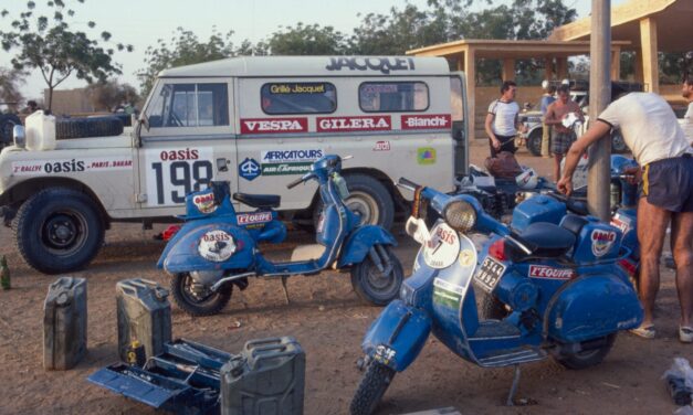 Dakar na Vespách: Bláznivý príbeh skútrov, ktoré prešli púšť